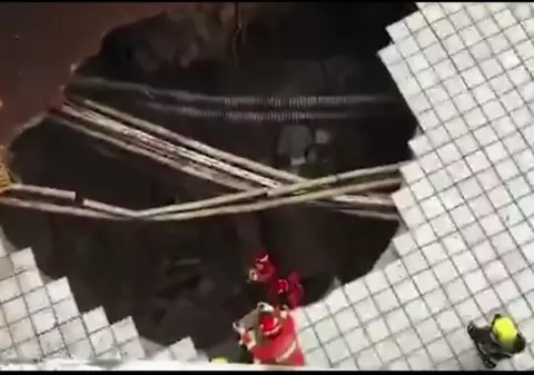 VIDEO | Momentul în care patru chinezi sunt înghițiți de o groapă uriașă formată în asfalt