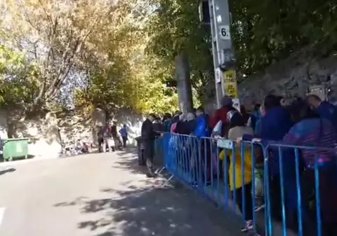 VIDEO/ Coadă la 2,5 km la pelerinajul Sfintei Parascheva din Iași. Oamenii sunt pregătiți să stea și toată noaptea să se roage