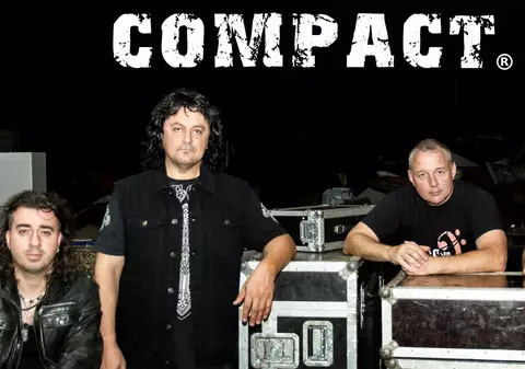 “Alegeți originalul!” Paul Ciuci își prezintă pe afișe formația drept Compact ®