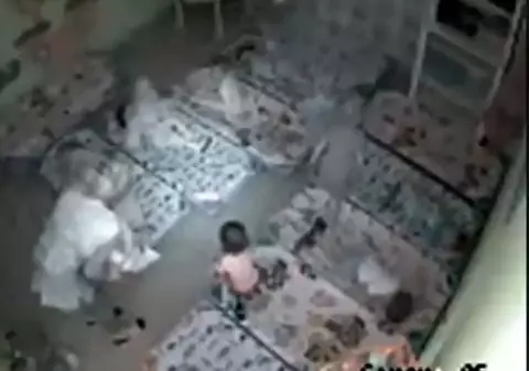O fetiță de doi ani a fost bruscată de o educatoare, la o grădiniță privată din Constanța. Incidentul, pe camerele de supraveghere