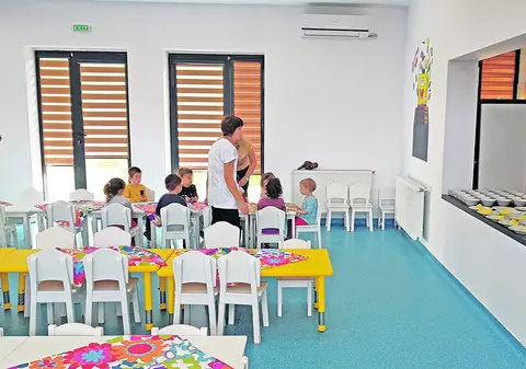 Cum să înveți la universitate de la 3 ani. Locul în care pot fi creați vulcani, florile albe devin albastre, iar telefonul mobil este interzis