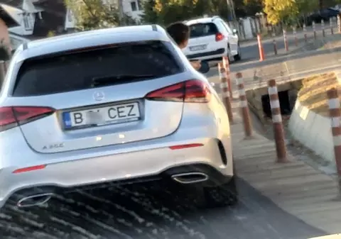 Copil filmat pe geamul mașinii, în Prahova. Putea fi rănit oricând |VIDEO