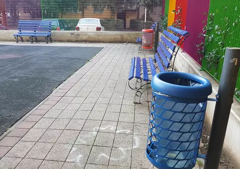 Mai multe scrumiere decât leagăne. În locurile de joacă din Sectorul 4, primăria a montat coșuri de gunoi cu suport pentru țigări