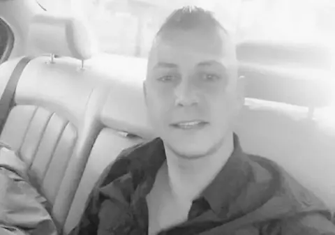 Românul devenit celebru după o partidă de sex oral transmisă pe Facebook a murit în Marea Britanie |VIDEO ȘOCANT