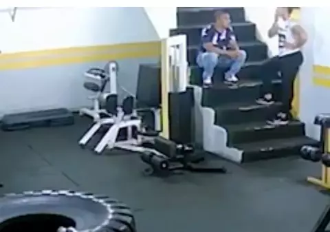 Un culturist și-a bătut fosta iubită pentru că a refuzat să se întoarcă la el. Atac la sala de sport, totul a fost filmat | FOTO