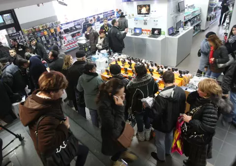 Suntem mai săraci decât vecinii bulgari și unguri, dar mai fițoși! Românii își „sparg” agoniseala pe cele mai scumpe electronice. Cea mai mare comandă online: 13.000 de euro!