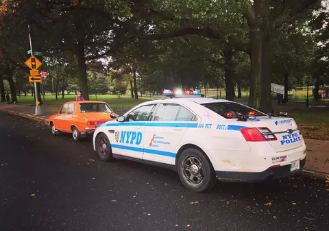 O Dacie veche de aproape 50 de ani circulă în New York. Ce s-a întâmplat când poliția a tras-o pe dreapta |FOTO