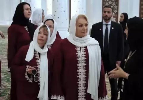 Premierul Viorica Dăncila și-a pus văl islamic atunci când a vizitat o moschee. Imagini inedite