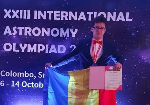Un elev român pe care ministerul nu l-a putut trimite la Olimpiada Internațională de Astronomie a câștigat medalia de aur! A ajuns la competiție cu bani din donații!