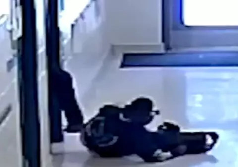 VIDEO | O profesoară a fost filmată în timp ce lovea un elev. L-a scos în șuturi din clasă