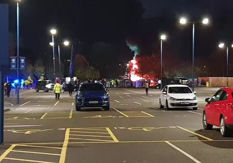 FOTO&VIDEO | Elicopterul patronului echipei Leicester City s-a prăbușit lângă stadion, după meciul cu West Ham. Imagini incredibile cu explozia. UPDATE: S-a confirmat că patronul e printre cei dispăruți