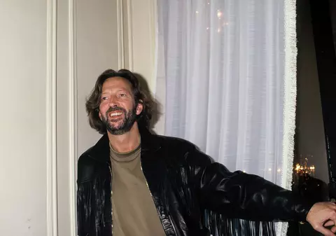 Eric Clapton s-a folosit de voodoo pentru a o fura pe soția bunului său prieten, George Harrison. Amănunte incredibile în cea mai recentă biografie