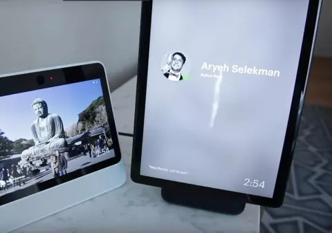 Facebook a lansat o boxă inteligentă. Gigantul pariază pe apelurile video făcute prin Messenger în lupta cu Amazon și Google - VIDEO