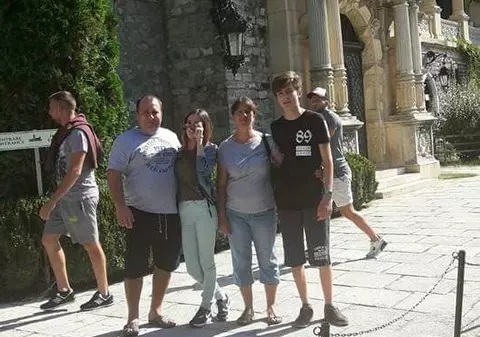 REPORTAJ/ Exemplu de români cinstiți! Au salariul minim pe economie, dar când au găsit o pungă plină de bani pe o bancă, nu au stat pe gânduri: "Așa am fost învățați. Să nu ne bucurăm de bani nemunciți"