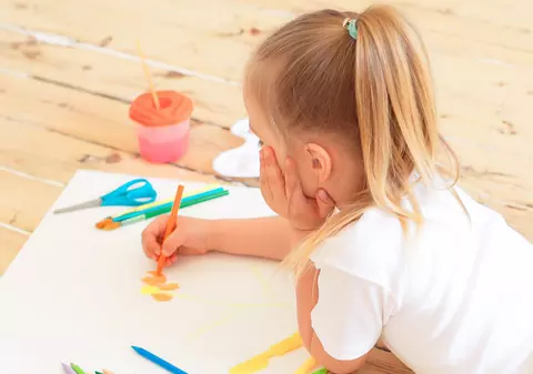 INVESTIGAȚIE EXCLUSIVĂ/ ZIDUL NEÎNCREDERII: Vreme de 6 luni, fetița de 5 ani a povestit că e agresată sexual de tată, dar a fost crezută abia când a început să deseneze. Judecătorii l-au găsit vinovat, dar nu l-au trimis nici o zi în închisoare!