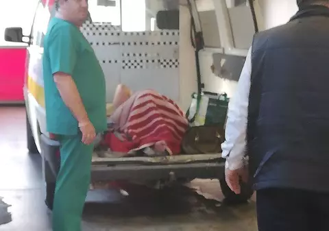 O femeie care făcuse accident vascular cerebral a fost legată în chingi și transportată fără targă la Spitalul Județean Alba. Răspunsul uluitor al conducerii spitalului