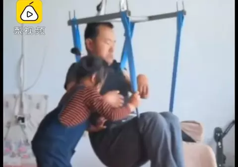 VIDEO | Imagini emoționante cu o fetiță care are grijă de tatăl ei paralizat. Bărbatul a fost părăsit de soție la două luni după ce a aflat că nu mai poate să se miște