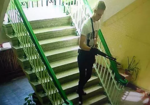 FOTO și VIDEO | Portretul elevului de 18 ani care a ucis 19 persoane la un liceu din Crimeea. Era obsedat de criminalii în serie