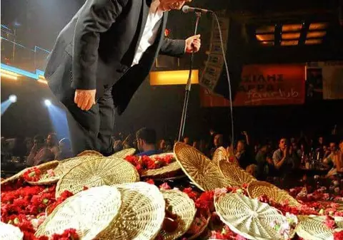 EXCLUSIV/ Pregătiri fără precedent pentru un concert în România:  1000 de farfurii de spart și o tonă de flori pentru starul Greciei, Vasilis Karras