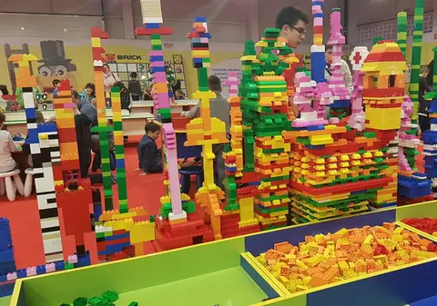 S-a deschis „Invazia giganților”, cea mai mare expoziție LEGO din Europa