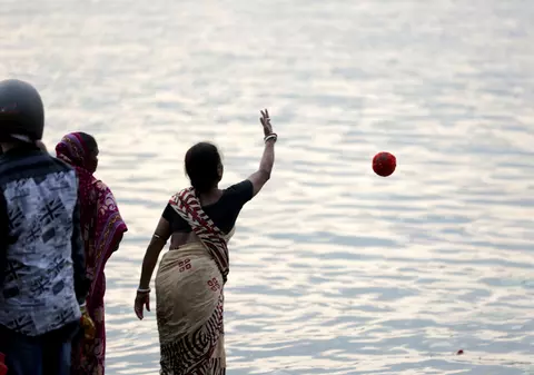 Viol îngrozitor în India, pe malul râului Gange. Autorii au filmat fapta și au fost arestați după ce videoclipul a devenit viral