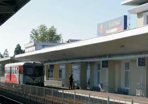 Un bărbat a fost ucis și altul rănit grav în urma unei încăierări în gara din Slatina. Autorul crimei a dispărut