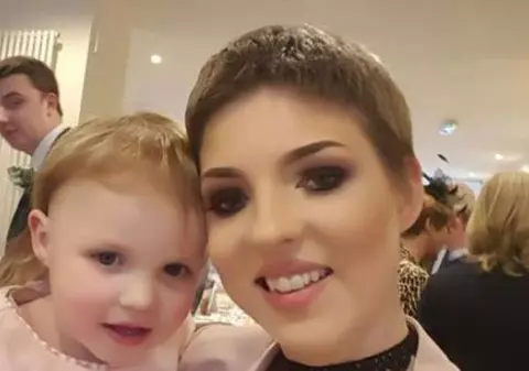 Povestea tragică a mamei care a refuzat să se trateze de cancer ca să-și salveze fiica. După patru ani, tânăra de 29 de ani a murit