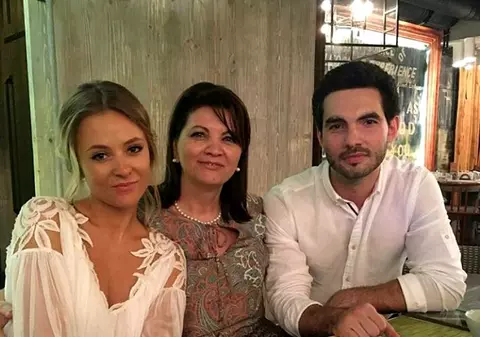 Care este de fapt relația dintre mama Deliei și soacra fiicei sale, Oana, care este din nou însărcinată. “Nu mă văd bine “