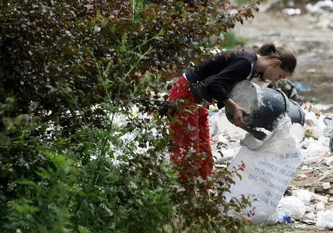 Un român aruncă 129 de kilograme de alimente anual. Ce arată un studiu prezentat de Ziua Mondială a Alimentației