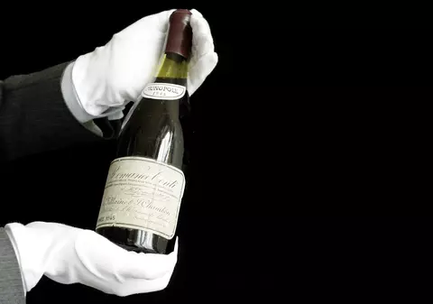 Preț record pentru o sticlă de vin Romanee-Conti din 1945, obținut la o licitație organizată în SUA