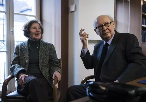 "Vânătorul de nazişti" Serge Klarsfeld, refugiat din România, a fost decorat de Emmanuel Macron