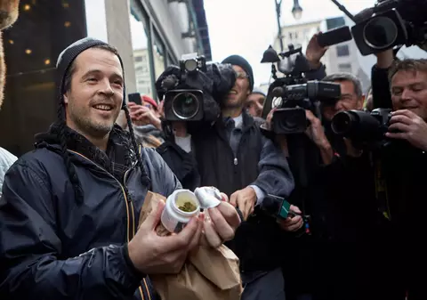 FOTO | Ce au făcut canadienii în prima zi după legalizarea marijuanei. „Sunt pe un norişor!”