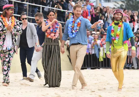 FOTO | Prințul Harry și Meghan Markle s-au descălțat pe o plajă din Australia. Oamenii au fost surprinși de gestul cuplului regal