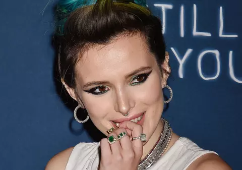 În ce hal a venit la un eveniment! Bella Thorne, cu părul mare la subraț | FOTO