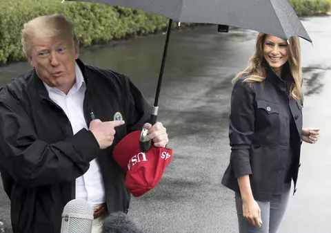 Gafă marca Donald Trump. Președintele american și-a lăsat soția în ploaie, fără umbrelă! (FOTO)