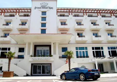 Poliţiştii au pus sechestru pe hotelul şi apartamentele lui Carmen Adamescu. Ea este acuzată de evaziune fiscală şi delapidare