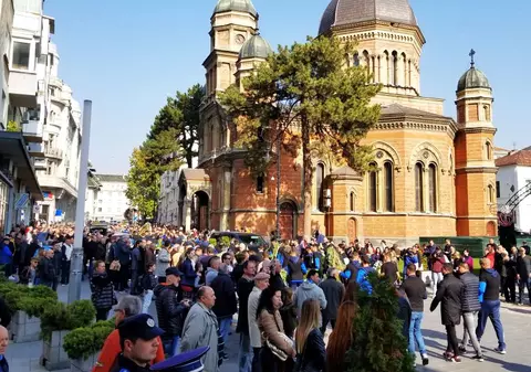 FOTO & VIDEO / Ilie Balaci a fost condus astăzi pe ultimul drum. Mama sa a leșinat! Momente tulburătoare la înmormântare