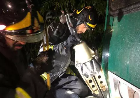 Mașina unui român, lovită în plin de un tren în Italia