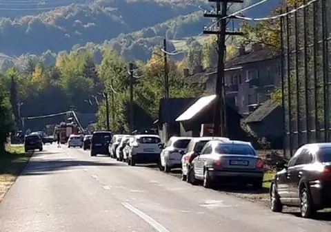 Un bărbat a murit în staţia de autobuz, strivit de o maşină. Autoturismul a fost aruncat peste el, de un stîlp de lemn dărâmat de un şofer beat