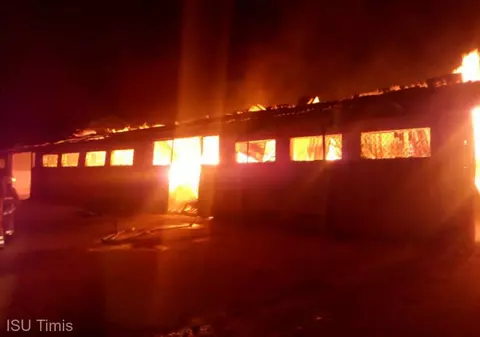 Incendiu puternic într-o hală cu patru mii de baloţi de paie şi deşeuri lemnoase