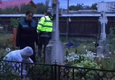 Un bărbat și-a luat viaţa în cimitir după o ceartă cu nevasta. S-a înjunghiat în gât şi în inimă
