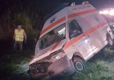 Şoferul unei ambulanţe s-a urcat beat la volan și a provocat un accident, pe DN1. Asistenta și pacientul, transportați la spital