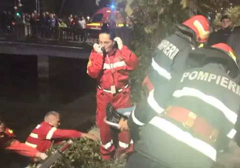 FOTO/ Accident spectaculos în Capitală. O mașină a plonjat în râul Dâmboviţa. Ce s-a întâmplat cu persoanele din autoturism