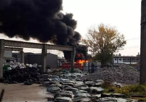 Incendiu puternic la un depozit de mase plastice din Județul Prahova