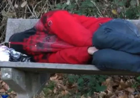 Chinul unui muncitor român în Germania. Pentru că și-a cerut contractul, patronul l-a obligat să doarmă trei săptămâni în pădure!