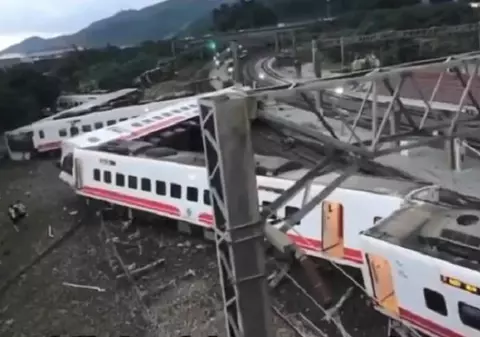 Tren deraiat în Taiwan. Cel puţin 17 oameni au murit şi peste 120 au fost răniţi