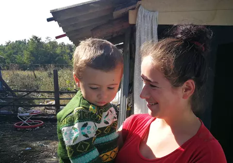 ROMÂNI AI NIMĂNUI. Copila-mamă și statul, tată vitreg. Ana-Maria își crește copilul cu 200 de lei, asistența socială a uitat de ei - VIDEO