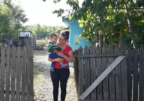 Copila-mamă și statul, tată vitreg. Ana-Maria își crește copilul cu 200 de lei, asistența socială a uitat de ei