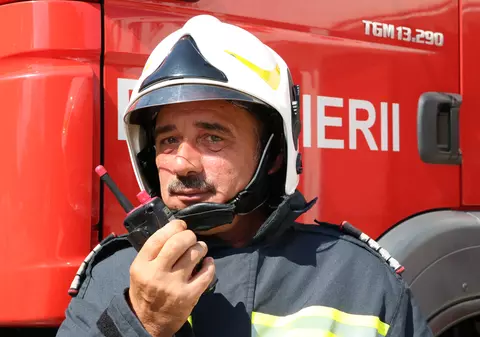 REPORTAJ/ Povestea impresionantă a pompierului-înger care întoarce oamenii din morți. S-a dus înapoi în foc și cenușă ca să salveze hainele de înmormântare ale unui bătrân