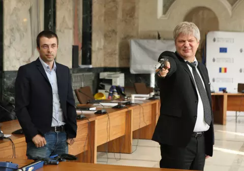 FOTO | Primarul Sectorului 1 a tras cu pușca la o conferință de presă
